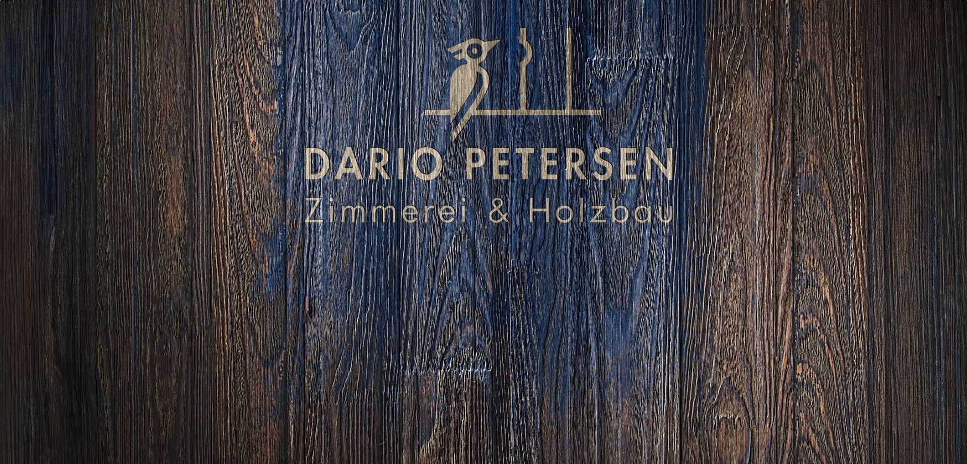Hintergrundbild mit Holzmotiv und dem Logo von Zimmerei & Holzbau Dario Petersen GmbH & Co. KG